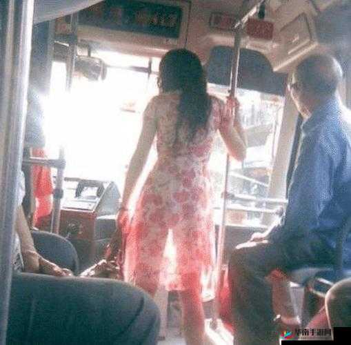 穿着裙子在野战：展现别样的户外体验与独特风情