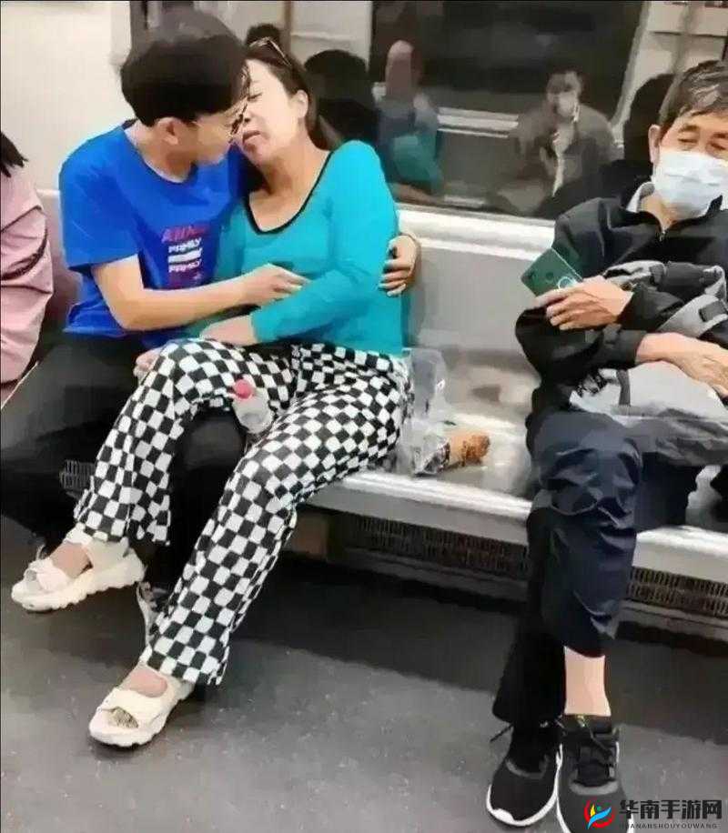 令人震惊的一幕：女人竟在大庭广众之下做出这种事情