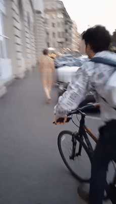 男男模特全裸出镜，演绎别样时尚风采：视频