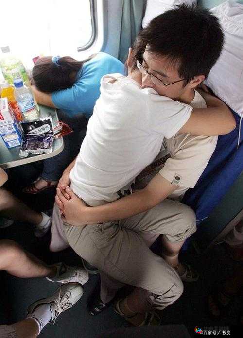 男生摸胸视频：私密行为引发的争议探讨