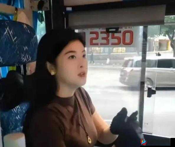 公交艳妇 15 事件引发广泛关注与热议