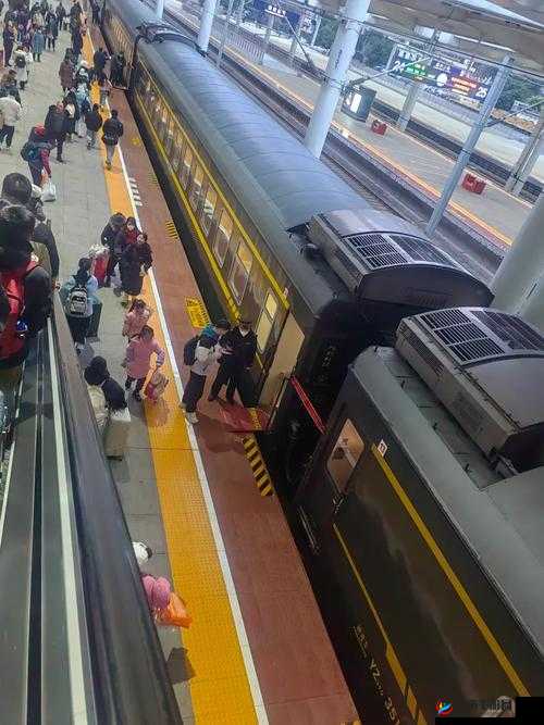 一个女孩独自在夜晚的火车轨道上哭泣，一列火车疾驰而来