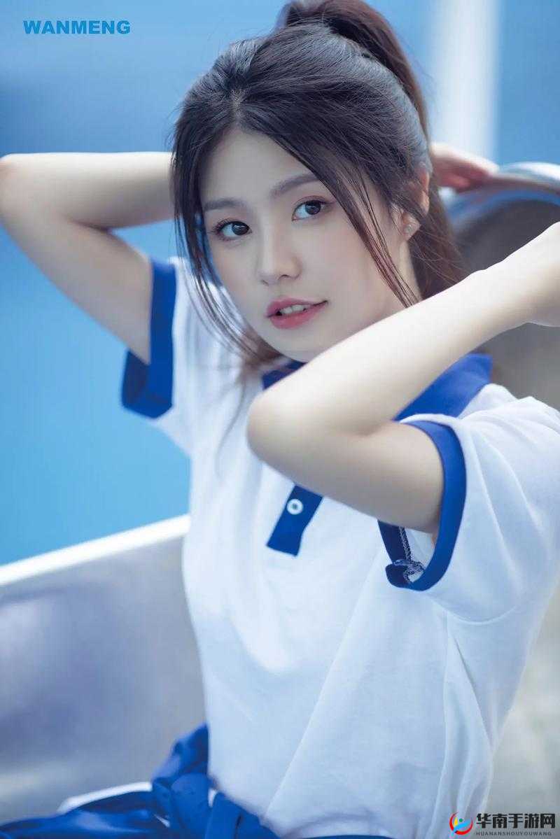 中学时代的青涩秘密：从校服衣袖偷窥的葡萄