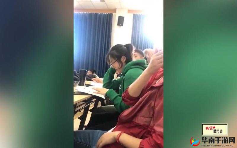 我经常被同桌摸，那种感觉真是好爽啊