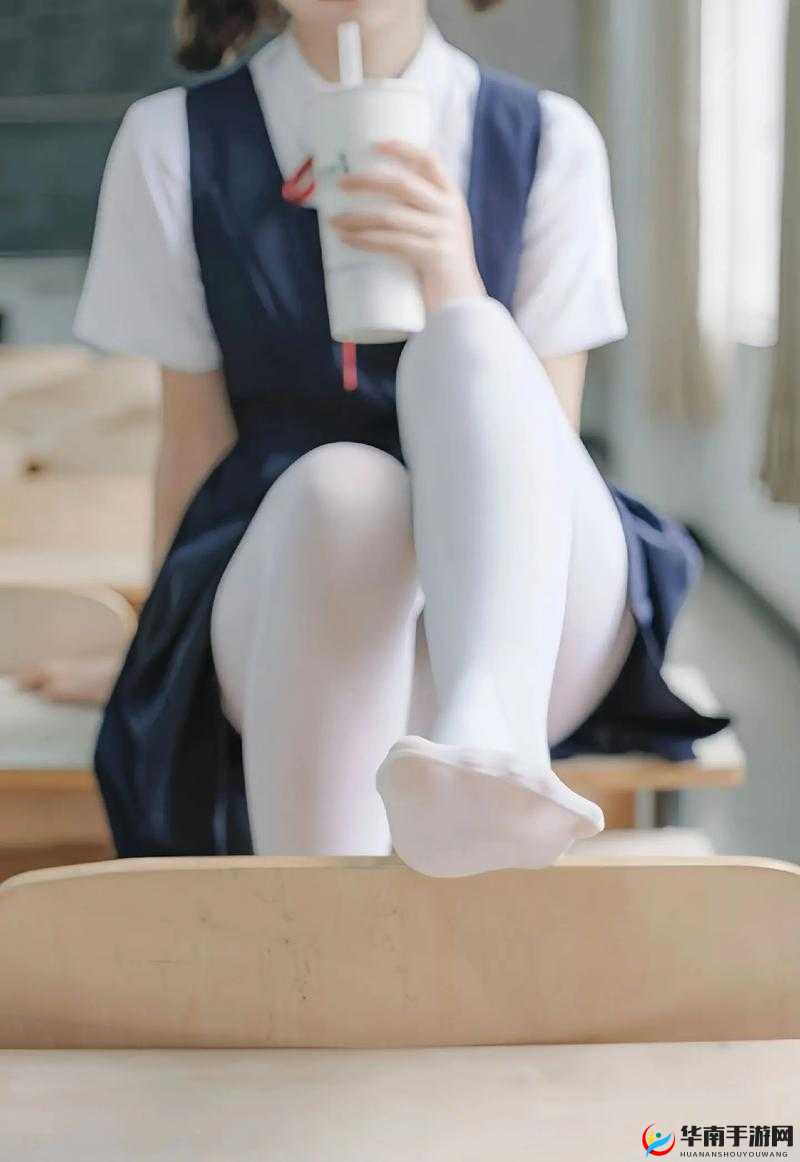 白丝少女被内射：纯洁与欲望的交织