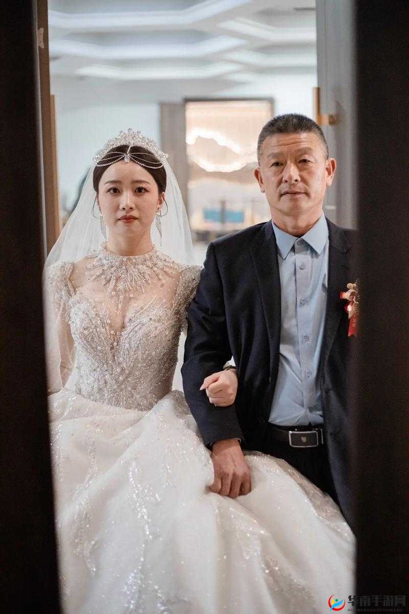 女儿冒雨为船上的父亲精心送饭尽显浓浓亲情