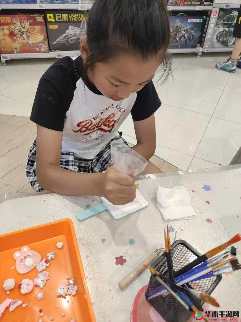 小孩子与姐姐玩钢筋引发的趣味互动