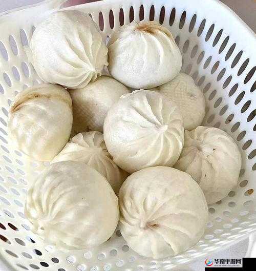 女生展示小笼包给男生看：别样的情感交流瞬间