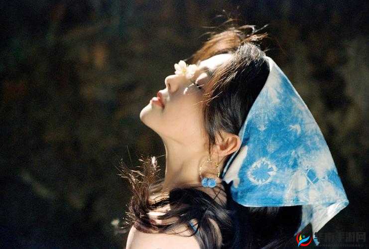 胸前两个可爱球球的独特魅力展现