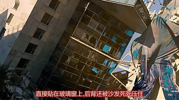 被压到落地玻璃窗前紧急救援：全力展开生死营救行动