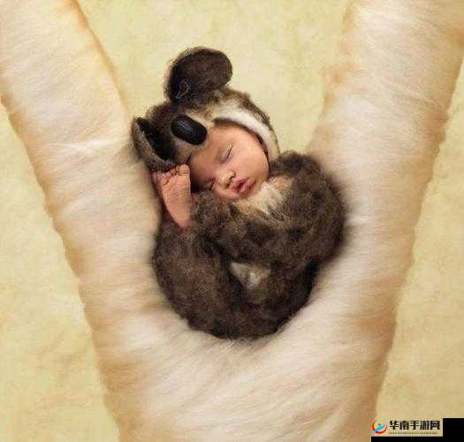 宝宝把腿抬起来靠墙上展现独特姿势与趣味