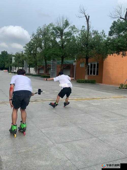 男生女生一起穿上轮滑鞋，会碰撞出什么样的火花呢？