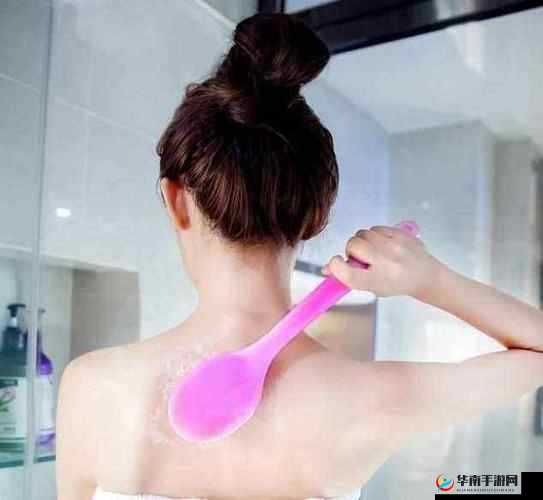 女人洗澡时用沐浴露全身清洁的真实场景展现