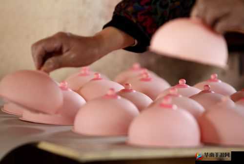 厨房里两只奶头因被过度吸导致肿起的尴尬状况