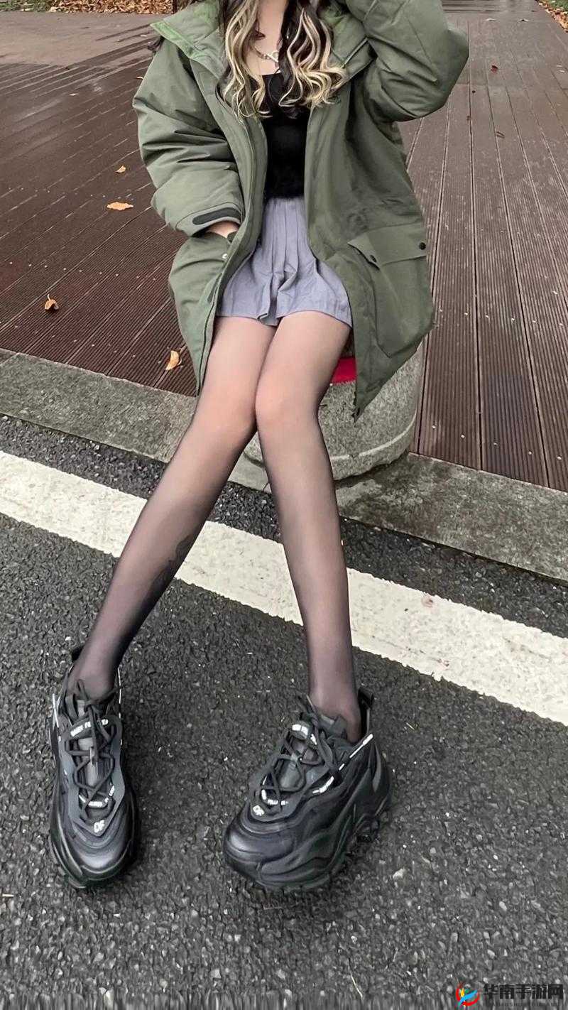 关于撕开丝袜后舔阴处的独特行为描述