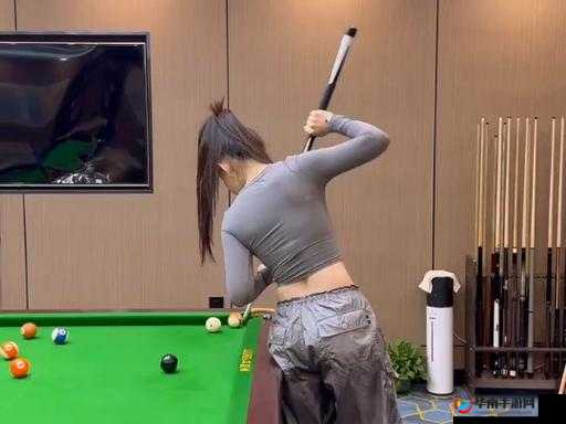 美女扒开腿密让男人打进球：充满争议的足球游戏