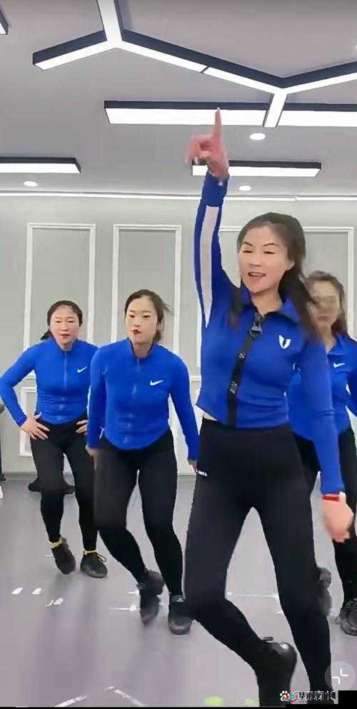 激情可乐操：活力四溢的动感健身新体验