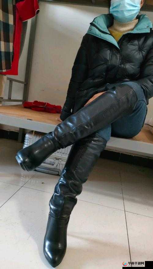 长靴下的激情：探索未知的私密领域