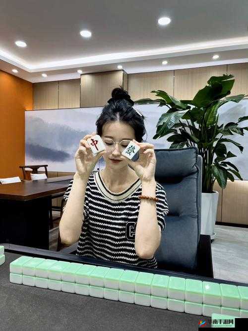 美女和男子一起打扑克牌：看他们如何在牌桌上斗智斗勇