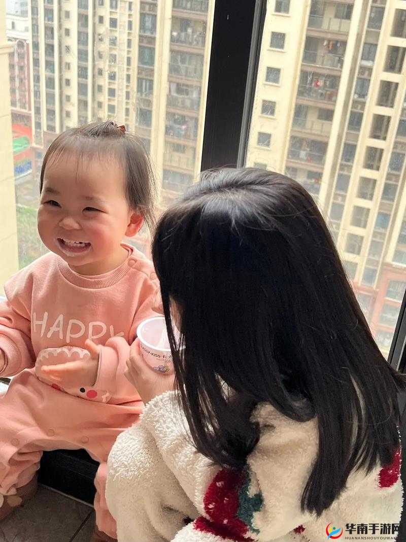 小孩喂姐姐吃困吧：温馨有爱的童趣瞬间