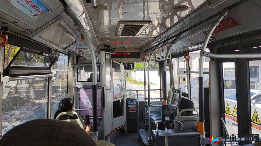 公交车坐最后一排 C 我：体验不同的乘车感受