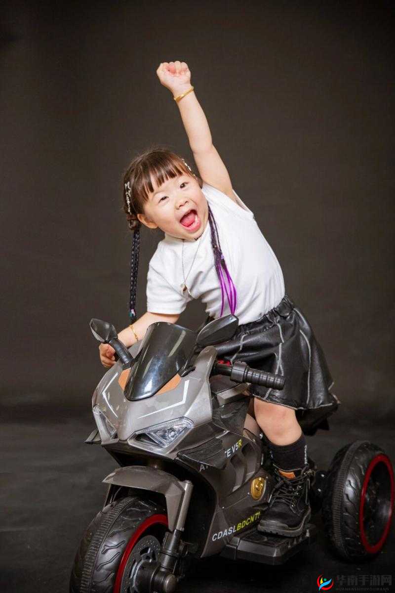 宝宝腰好会夹，独特趣味展现别样风采