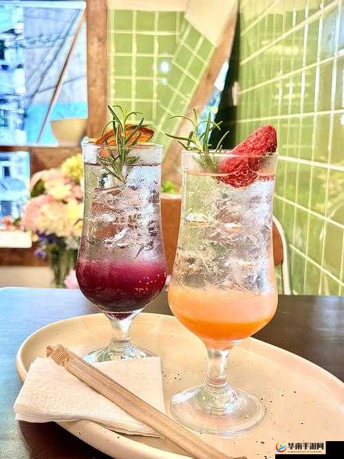 男女一起努力做豆浆：携手共创美味饮品的温馨时光