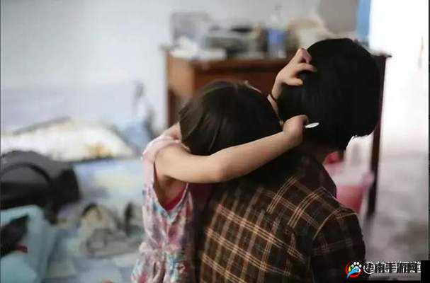 姑父缓慢有力挺送侄女：亲情陪伴守护成长的温暖瞬间