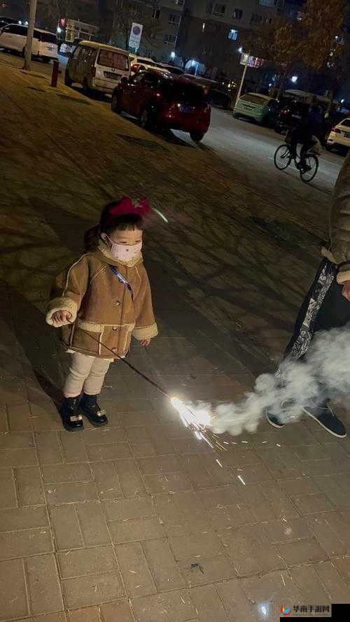 宝宝把脚抬高看镜子：这可爱的举动真让人忍俊不禁