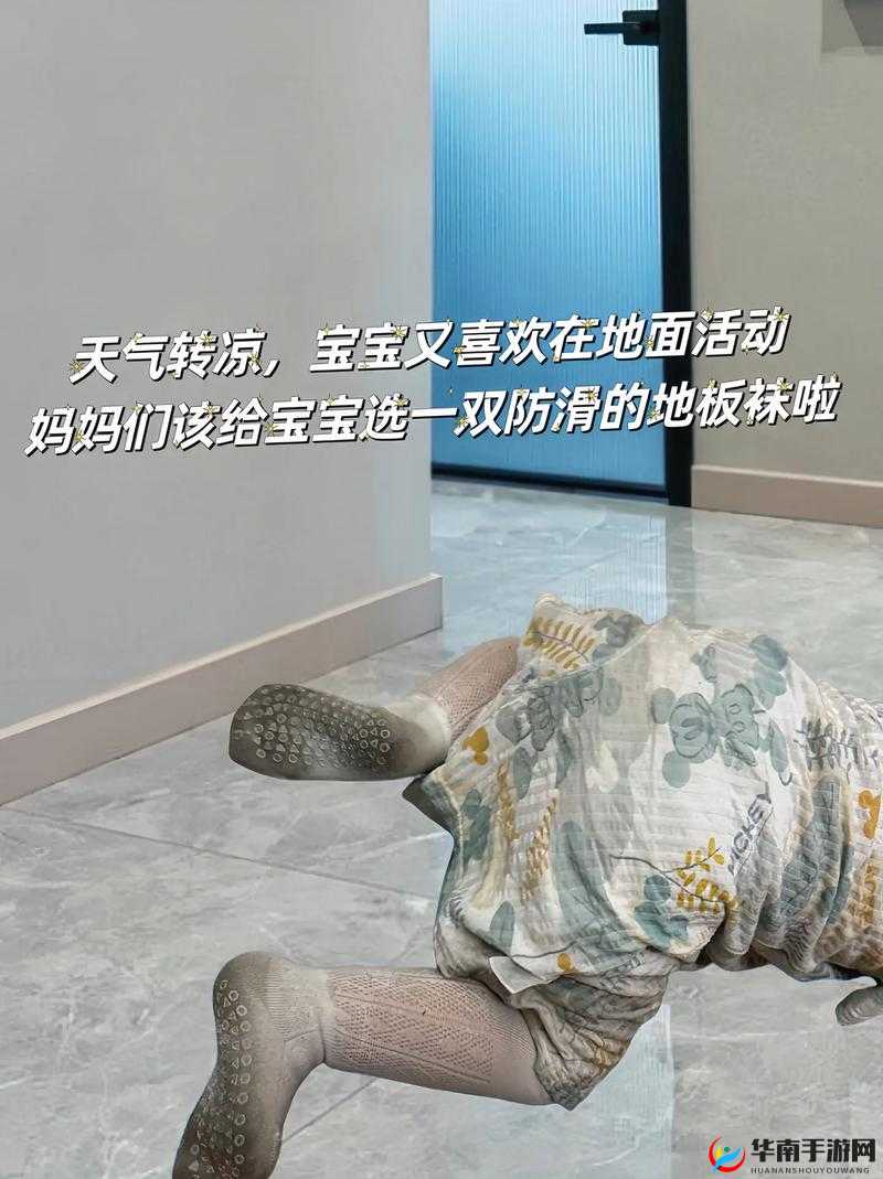 宝宝好奇地把脚抬高看镜子专注模样