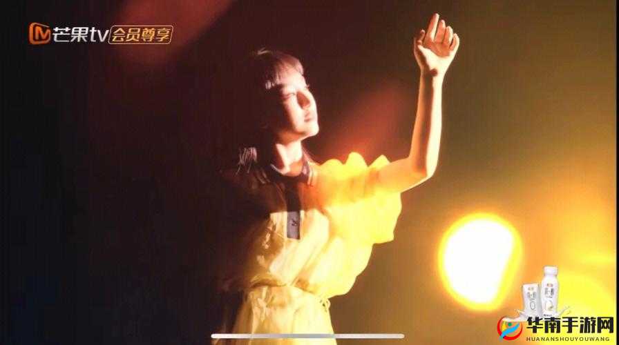 韩国女歌手坐凳演绎经典歌曲 回味旧时光