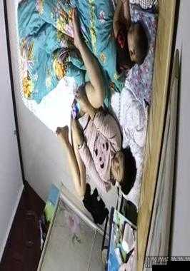 年轻夫妻哄睡小孩后开启监控以随时关注