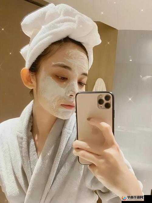 女人的精致日常：在上吃美食，下面敷面膜