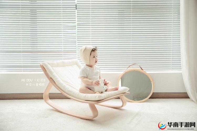 宝宝好奇把脚抬高专注看镜子的有趣模样