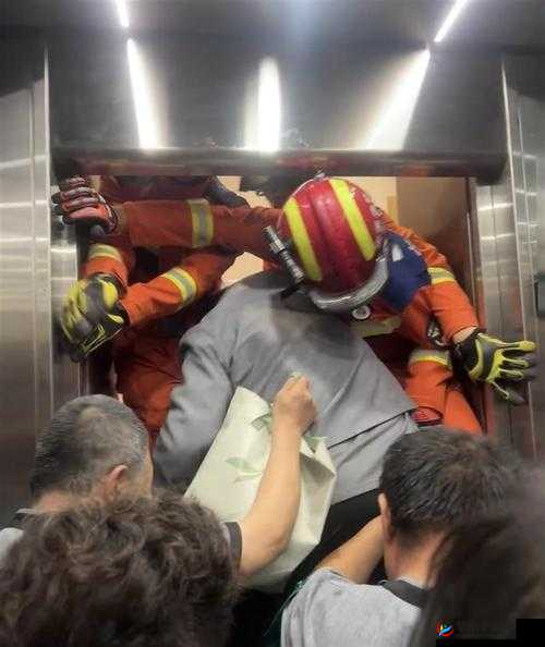 维修工人维修电梯被困，高空悬空 2 小时后获救