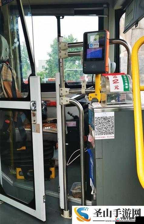 混乱小镇公交车售票员职责-一份平凡却重要的工作岗位