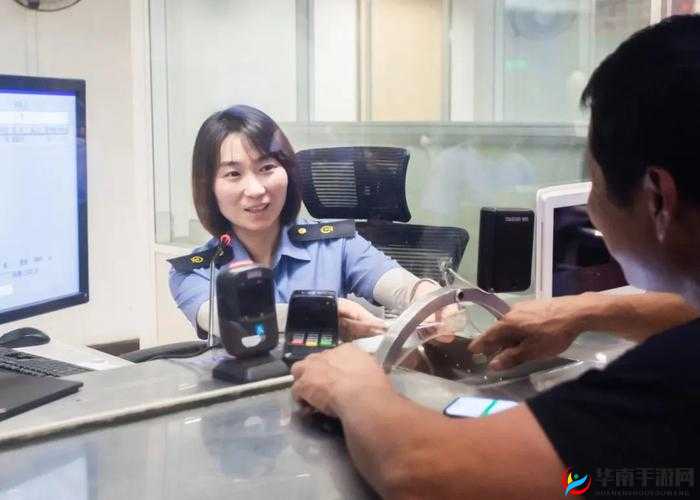 售票员小雪认真细致地查票工作日常