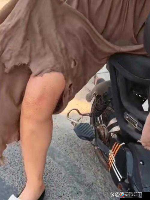穿裙子女子在车里等不及竟要了 6 次