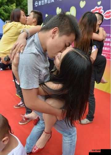 男生坤巴强势扎进女生坤巴里的激情瞬间