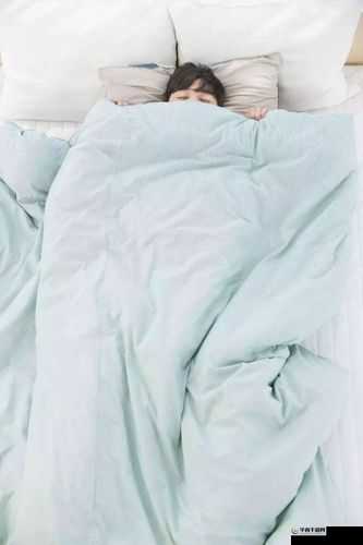 打扑克不盖被子：娱乐与保暖的平衡之道