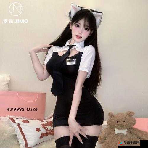 制服诱惑：教官掀起衣服含着奶头的高 H 瞬间