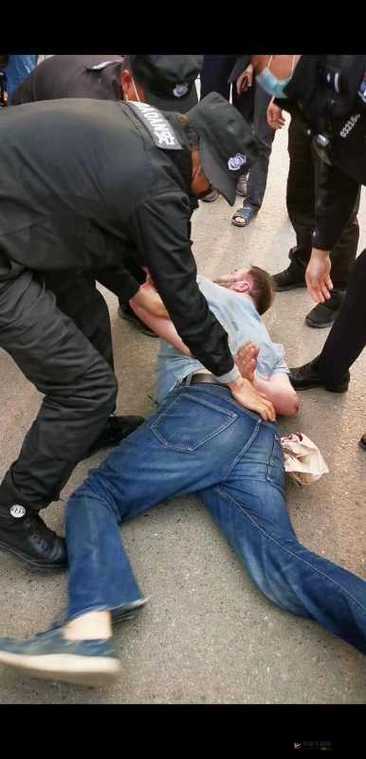 把你摁在地上摩擦怎么回复：教你巧妙应对之法