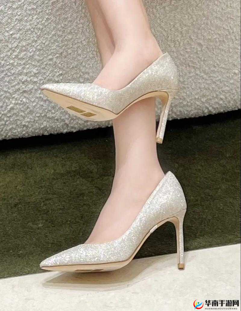Jimmy Choo 高跟鞋上脚，时尚魅力尽显