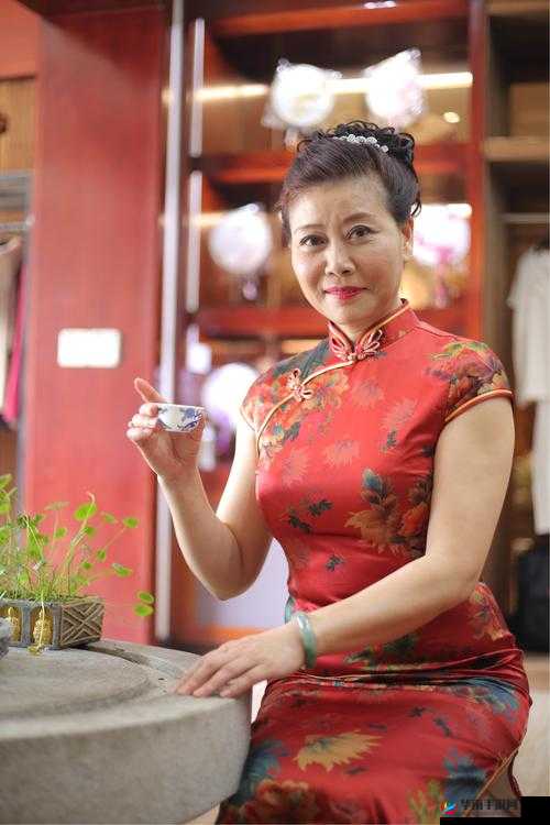 ：大尺度淫水泛滥的旗袍熟妇摸奶舔阴，现场太火辣