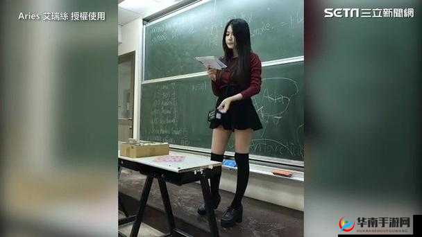 英语老师乖乖挽起裙子，为何？