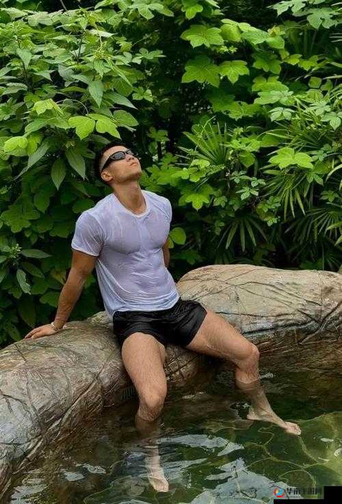 野外猛男那粗壮无比的大粗鳮 1 巴令人惊叹不已