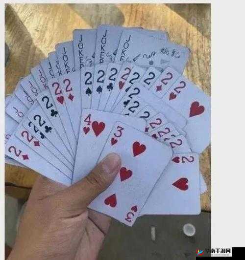 男生和女生在房间打扑克，扑克在桌上发出啪啪的声音，两人的呼吸也逐渐加重