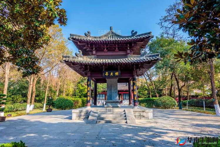 清风阁上观天地，明月亭中悟人生