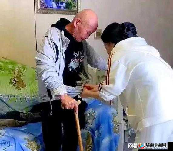 爷爷总趴在妈妈身上睡觉这种行为是否妥当探讨