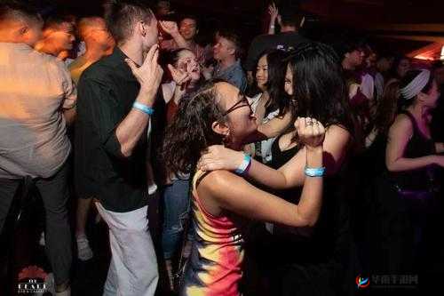 karla kush 和三个人一起玩游戏：欢乐时光精彩纷呈